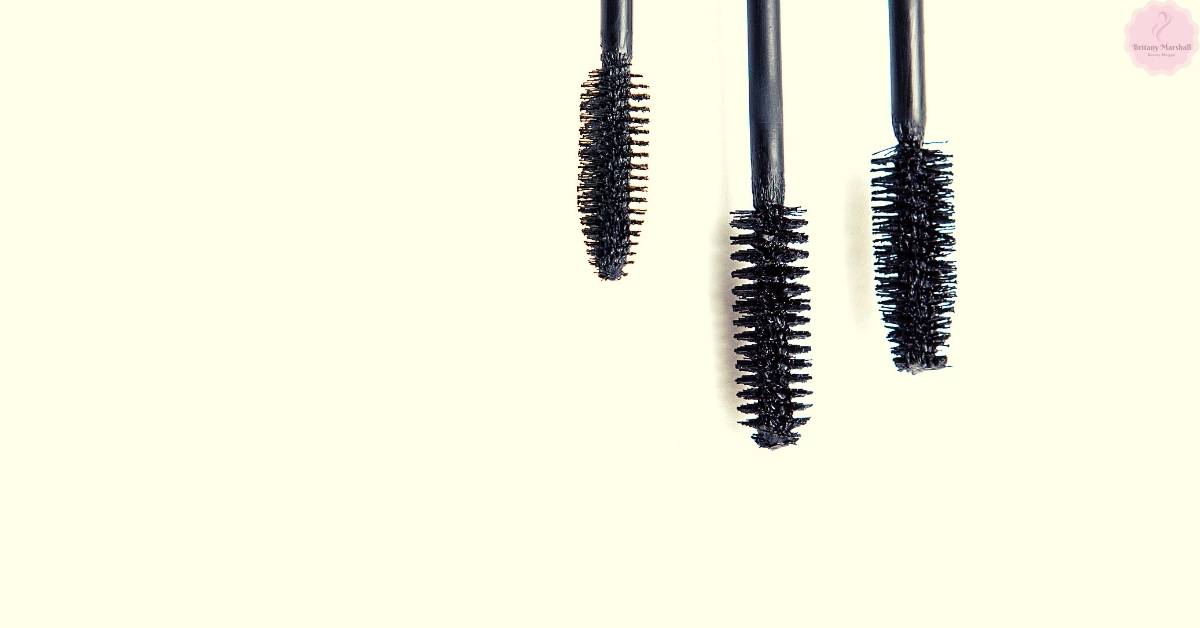 three mascara wands with bristles fanned out, demonstrating varying degrees of dryness for fixing dry mascara