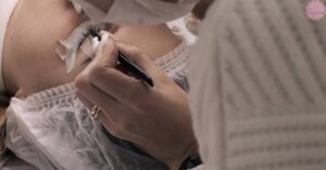 10 Signs Of Bad Eyelash Extensions! [& What To Do Guide ]