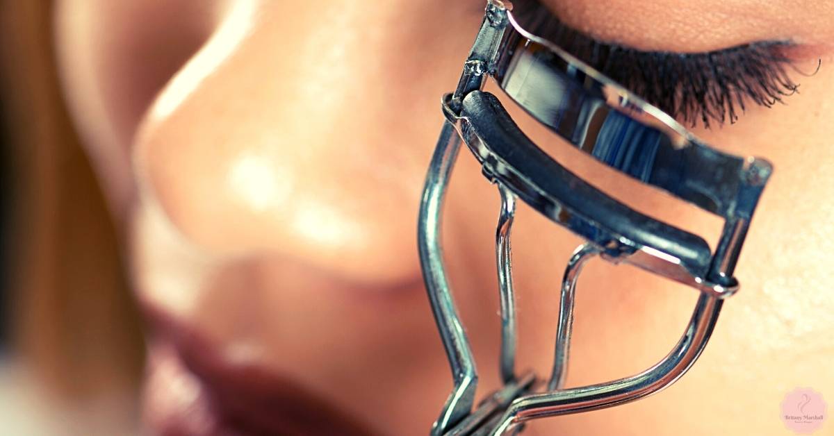 is curling your eyelashes bad