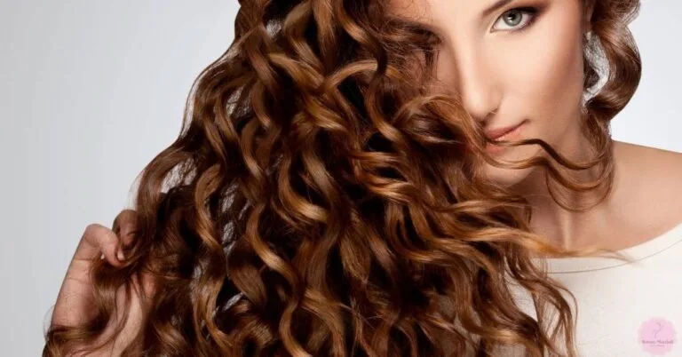 a woman showcasing voluminous, well-defined curly hair for a hydrating, defrizzing shampoo guide