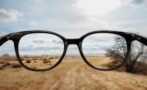 Are Clear Glasses in Style
