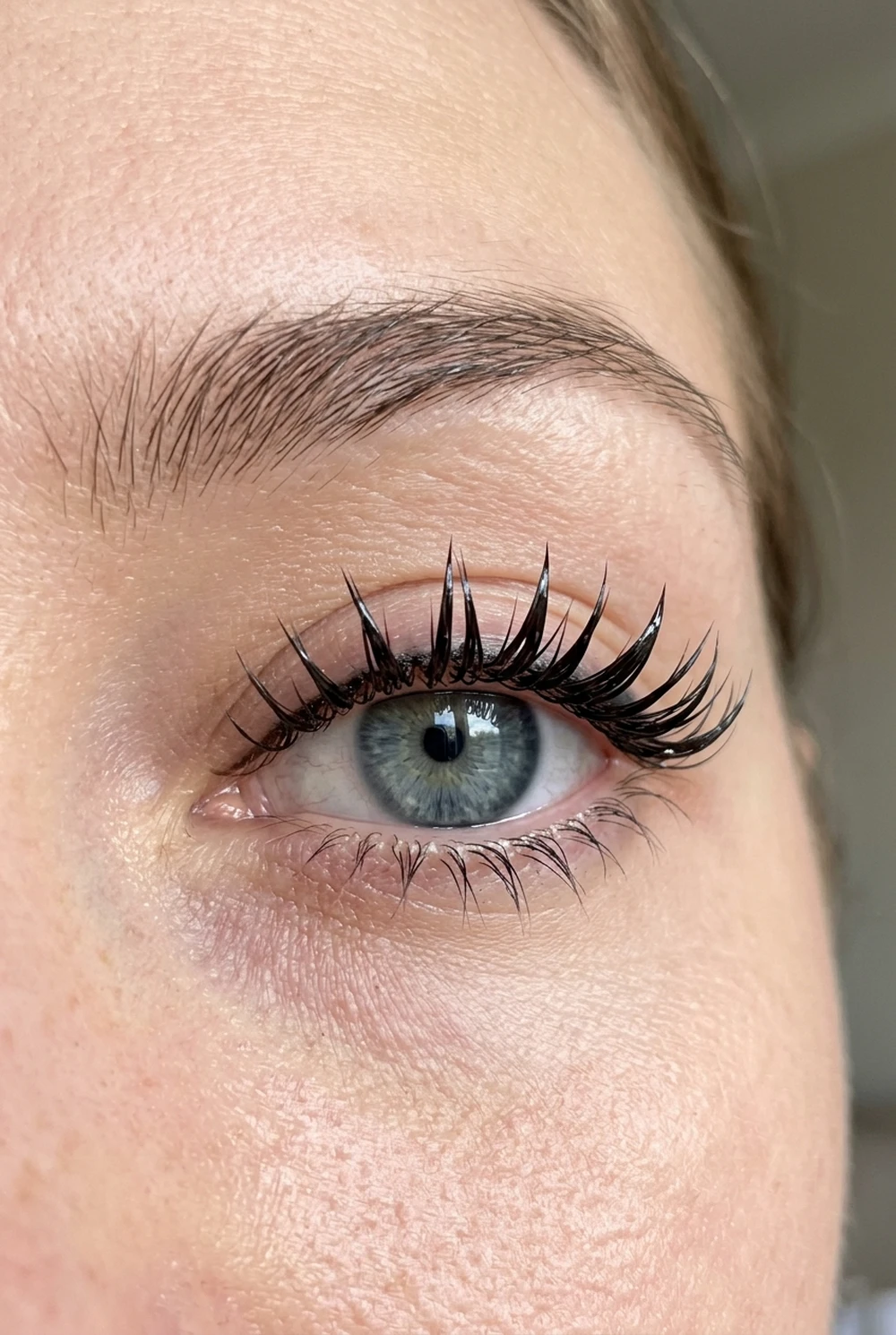7 Best Lash Sets for Every Eye Shape & Style (2026 Guide) 12 3. Wet Look Spiked Lash Set with High-Gloss Closed Fans - lash sets (AI Generated Image)