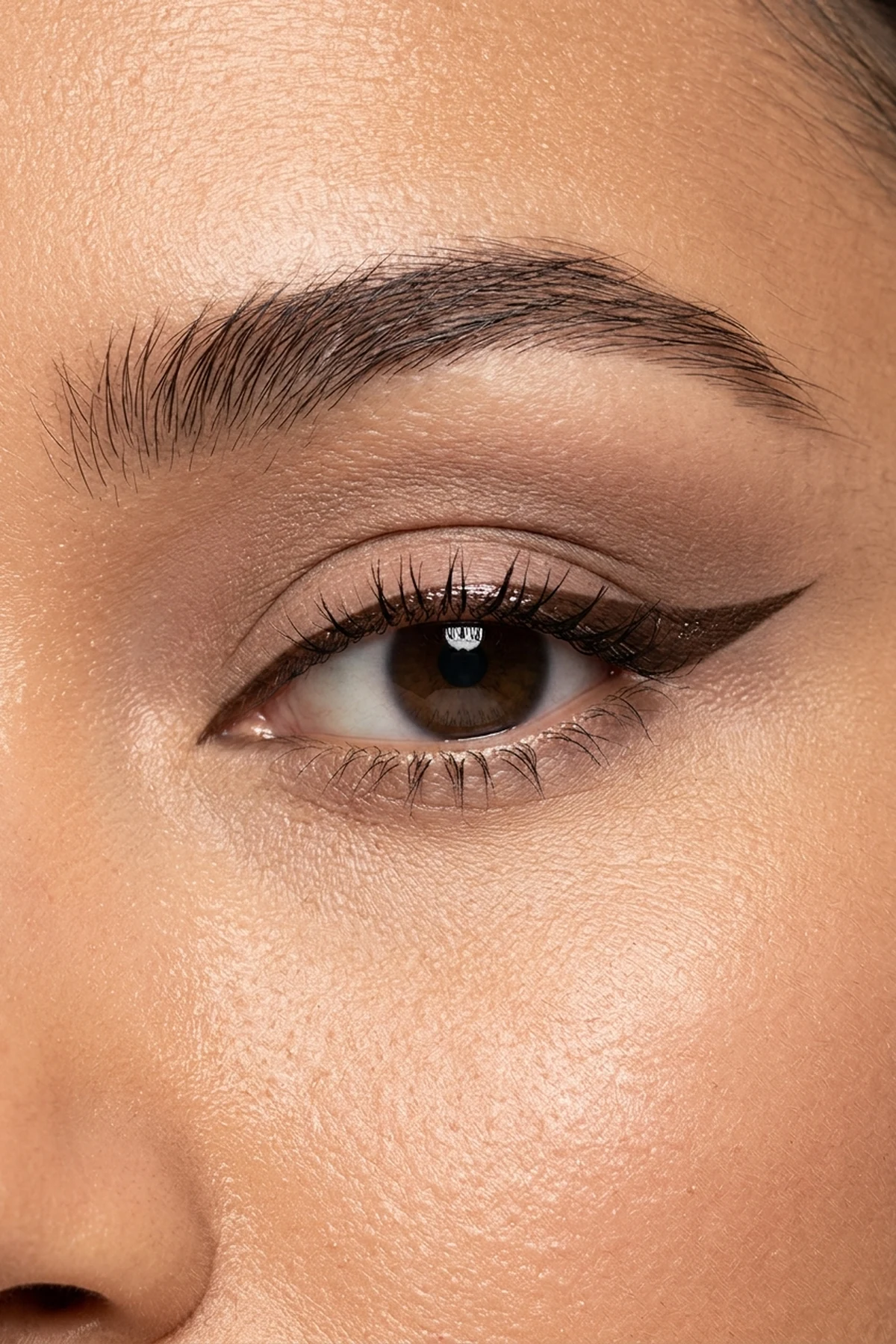 15 Pro Makeup Tips & Easy Makeup Tutorials Every Beginner Should Know (2026) 24 Macro eye makeup tutorial showing open-eye bat-wing eyeliner geometry mapped across a hooded eyelid fold in crisp espresso brown ink (AI Generated Image)